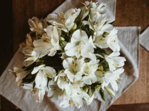 Hand Bouquet Bunga Lily Memiliki Banyak Keistimewaan, Simak Berikut!
